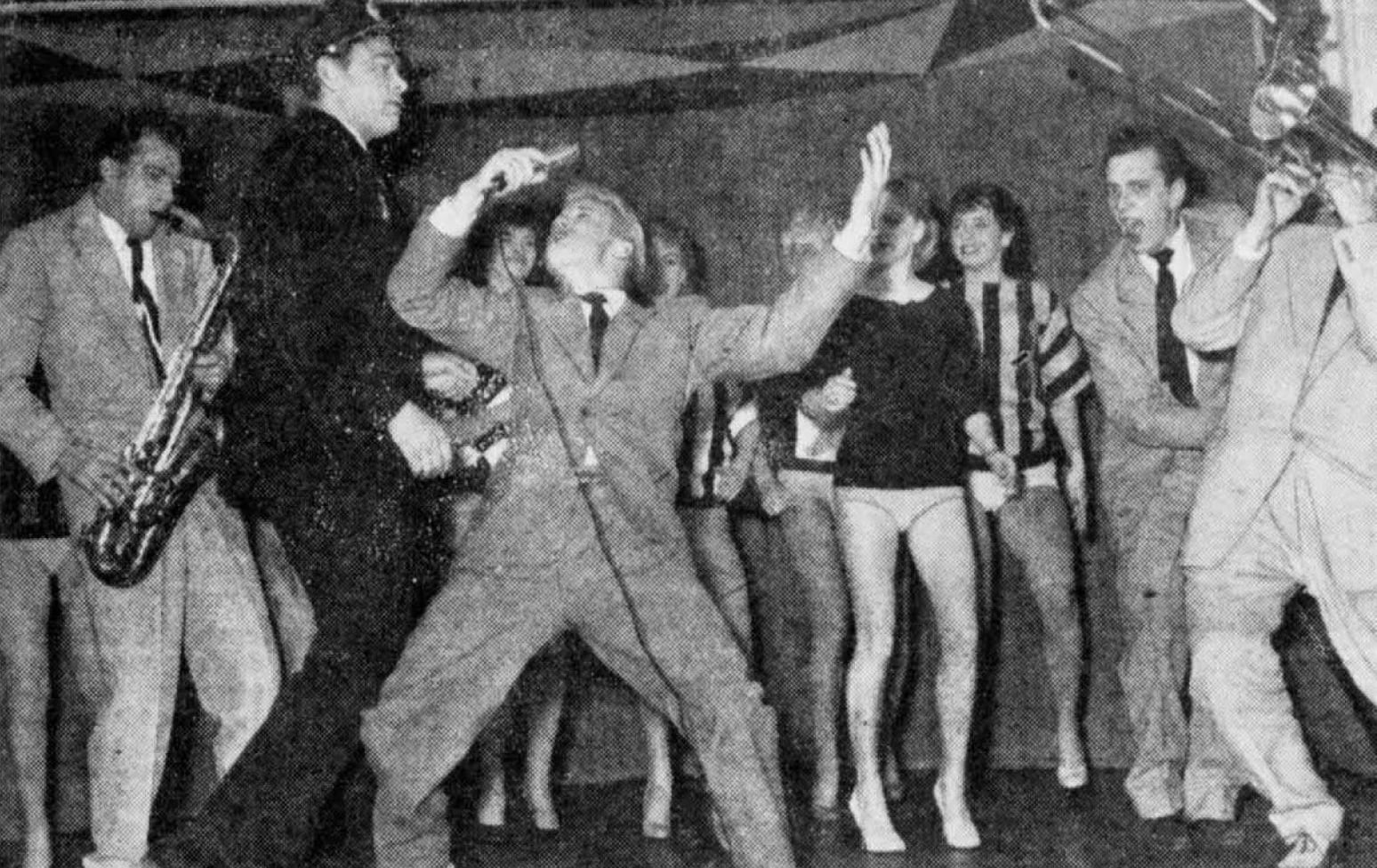 billede taget lige før fænomenet Ib Jensen blev anholdt og slæbt ud af frederiksbergbetjenten - Dirch Passer.